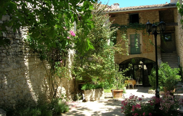 Французский городской двор