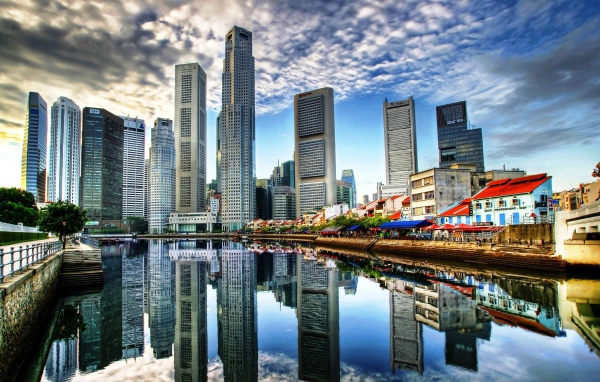 Небоскребы отражаются в реке