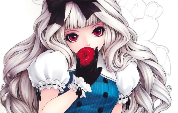 Девочка откусывает яблоко