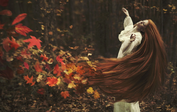 Девушка с длиннными волосами и осенняя листва