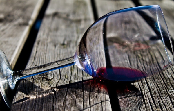 Бокал на деревянном полу