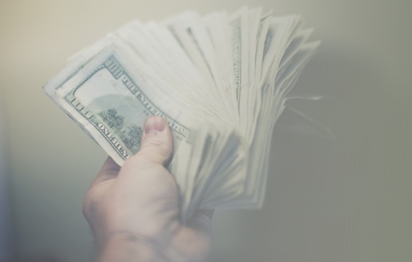 Деньги в руке