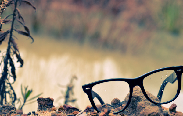 Очки лежат на камне