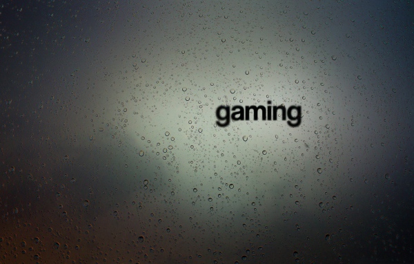 Капли на стекле с надписью