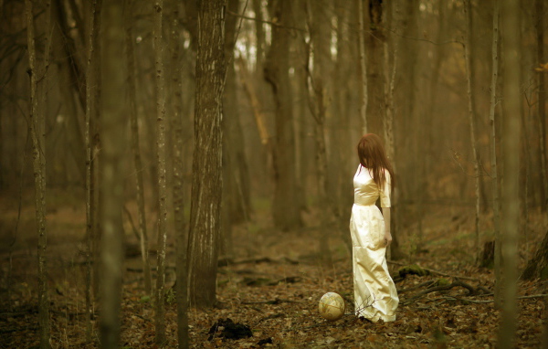 Девушка в лесу с глобусом