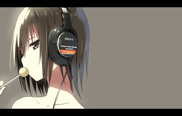 Девушка в наушниках и с леденцом