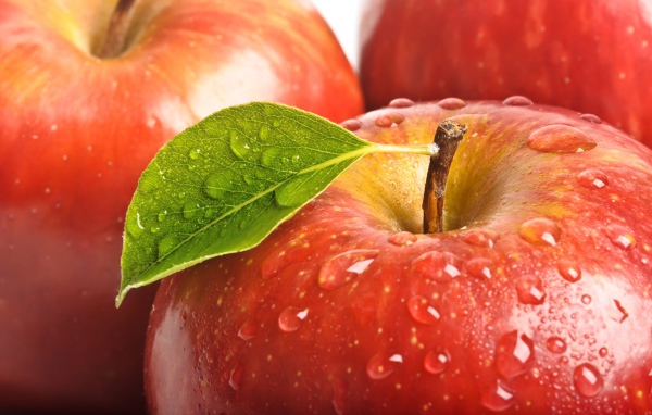 Яблоко с каплями воды