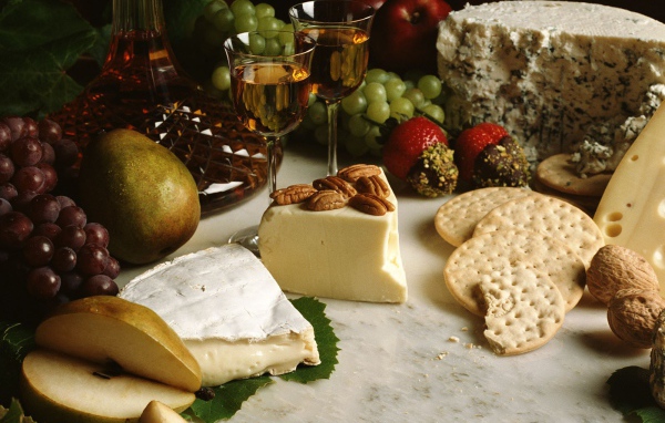 Сыр фрукты и вино