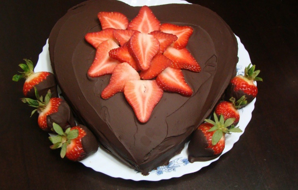 Торт в шоколаде с клубникой
