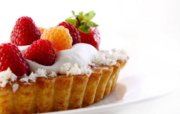 Пирожное с кремом и малиной