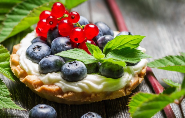 Десерт с черникой