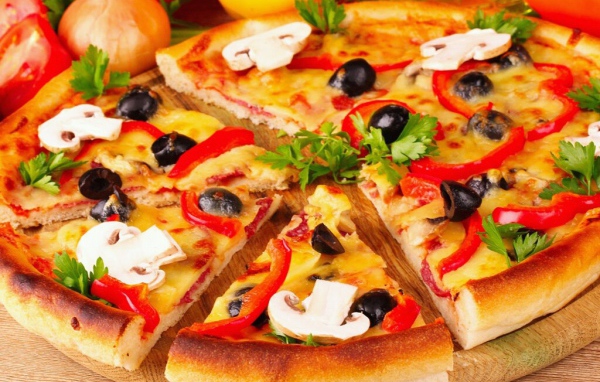 Пицца разрезанная на дольки