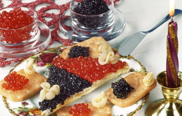 Бутерброд с черной и красной икрой икрой