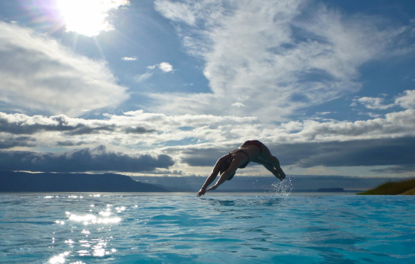 Девушка ныряет в воду