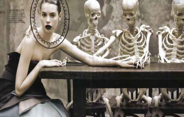 Девушка со скелетами за столом