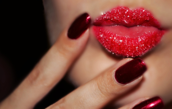 Красивые губы девушки в сахаре