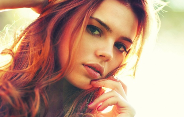 Красивая рыжая девушка