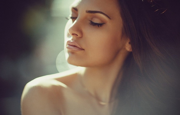 Мечтающая брюнетка