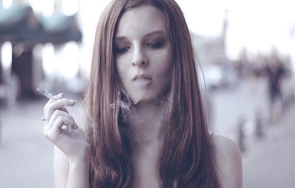 Девушка с сигаретой