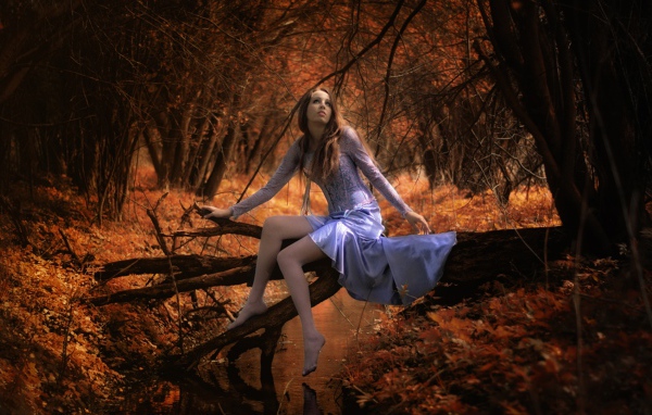 Девушка в осеннем лесу