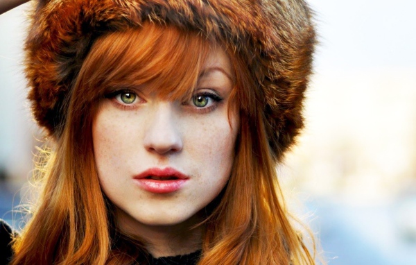 Рыжая в шапке