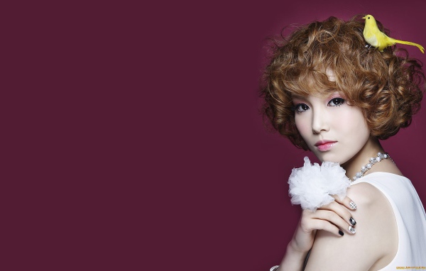 Девушка с птицей