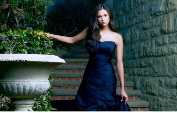 Актриса Нина Добрев в синем платье