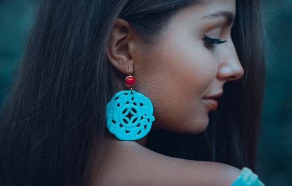 Брюнетка с красивой сережкой