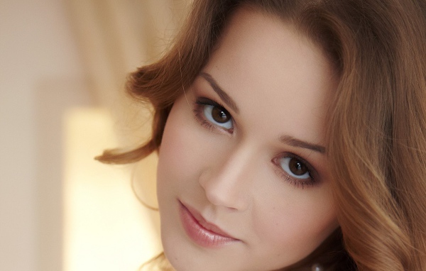 Большие карие глаза