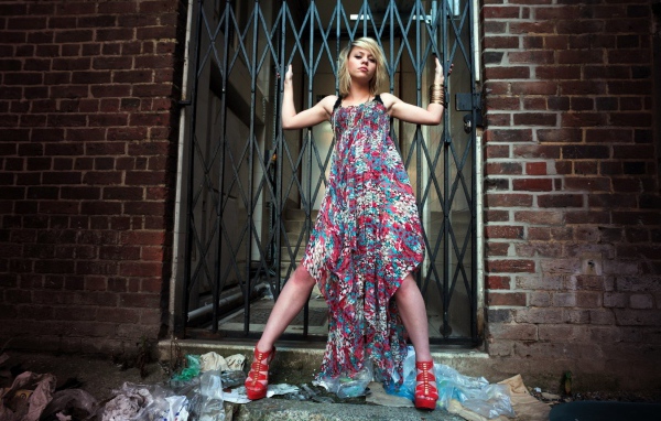 Блондинка у ворот