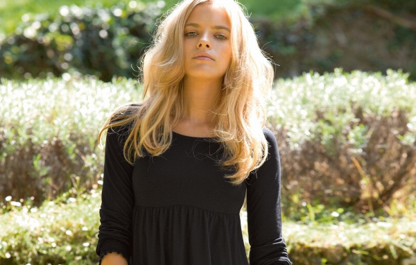 Блондинка в черном платье