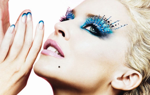 Блондинка с голубым макияжем