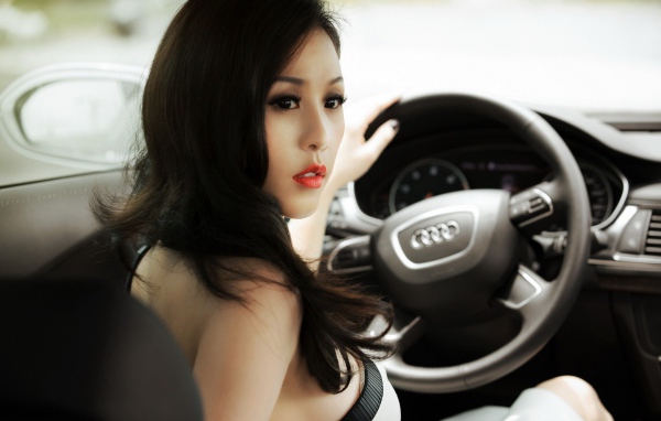 Брюнетка в Ауди