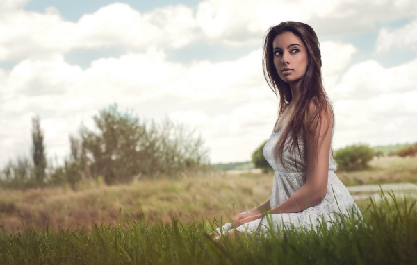 Брюнетка на природе