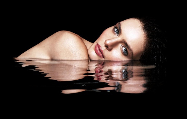 Брюнетка в воде