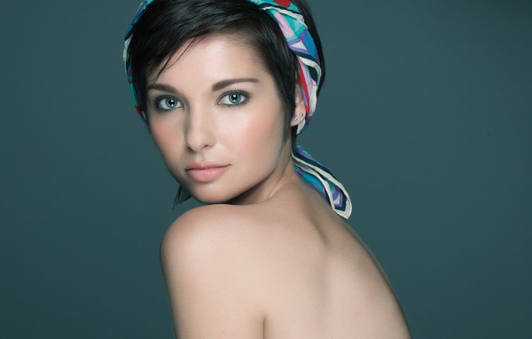 Брюнетка с платком