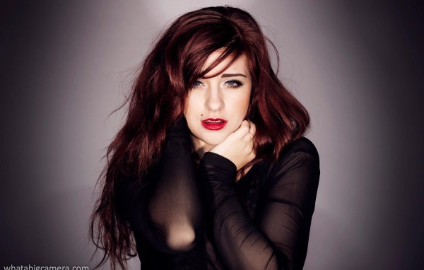 Брюнетка с красными губами