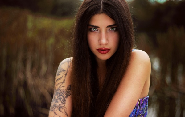 Брюнетка с распущенными волосами