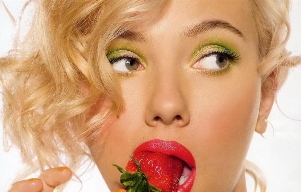 Девушка ест клубнику