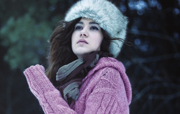Девушка в свитере и шапке