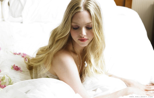 Девушка на белой кровати