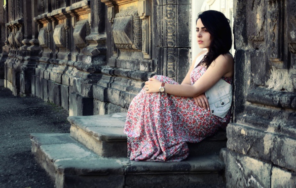 Девушка сидит на крыльце