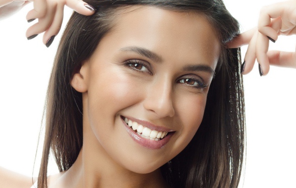 Девушка с очаровательной улыбкой