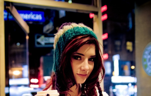 Девушка в шапке  со стаканом