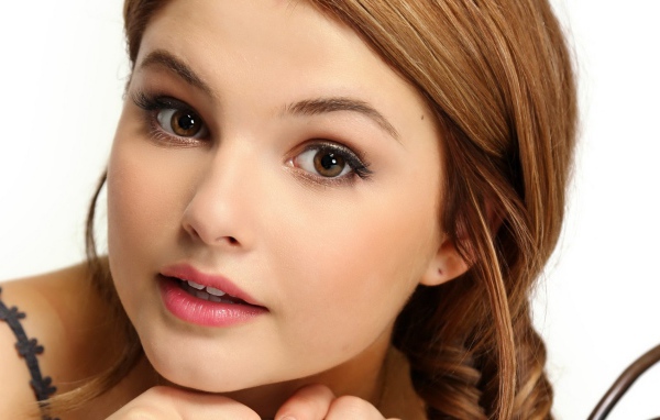 Девушка с косичкой