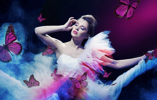 Девушка с бабочками