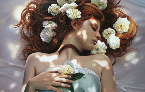 Девушка с цветами в волосах