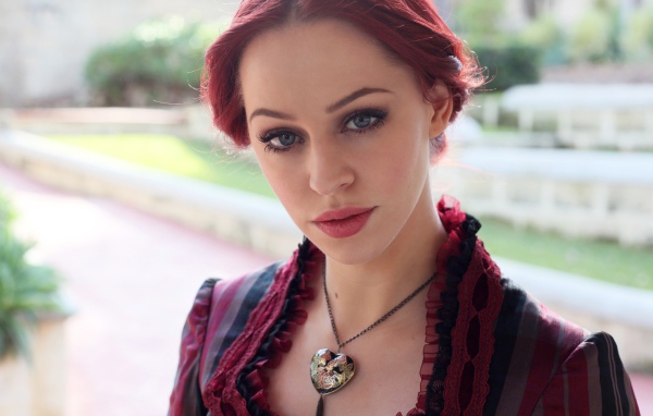 Девушка с кулоном