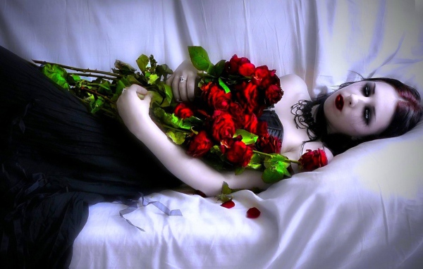 Девушка с розами в черном