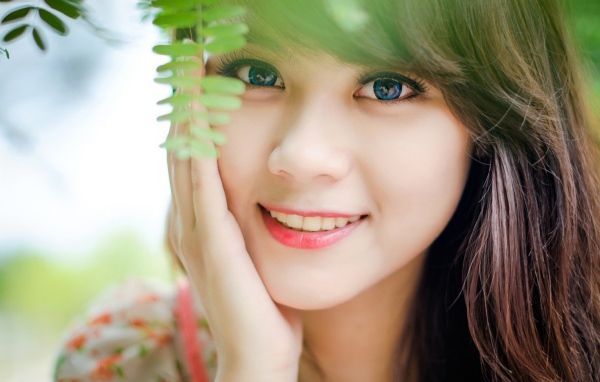 Радость в глазах девушки